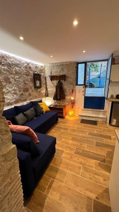 Stone Inn Near Acropolis & Metro 石头记 Felsenhohle Athens Ngoại thất bức ảnh